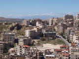 Saidnaya, Syrien. Im Hintergrund die schneebedeckten Berge des Anti-Libanon.