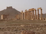 Palmyra: Westliches Ende der Säulenstraße. Im Hintergrund die arabische Zitadelle Qalaat Ibn Maan