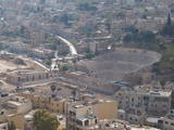 Amman, Jordanien: Blick vom Zitadellenhügel (Jebel el-Qala) auf das römische Theater