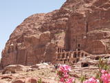 Petra, Jordanien: Ein Teil der Königswand mit dem Urnengrab