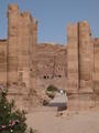 Petra, Jordanien: Blick durch das Temenostor auf Palastgrab und Korinthisches Grab der Königswand