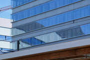 Linienmuster durch Spiegelung einer Fassade