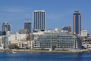 Malta: St. Julian's Bay und Hochhäuser von San Ġiljan (St. Julian's)