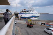 Fähre im Hafen in Ċirkewwa, Malta