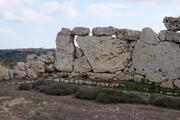 Zusammengefügte Steinplatten der Außenwand der Ġgantija-Tempel in Xagħra