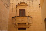 Verzierter Balkon an einem Gebäude der Zitadelle in Rabat (Victoria)