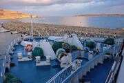 Ablegemanöver der Fähre im Hafen von Mġarr
