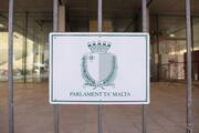 Schild des Parlaments von Malta