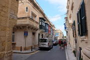 Häuser mit Balkonen in einer Straße von Rabat, Malta