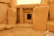 Altar mit Punktornamentik in einem Tempel in Mnajdra, Malta