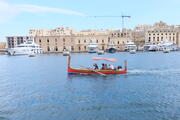 Traditionelles Wassertaxi, maltesisch: "Dgħajsa", im Dockyard Creek vor Il-Birgu (Vittoriosa), Malta