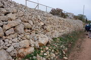 Steinmauer beim Ta’ Skorba Tempel in Mġarr / Żebbiegħ, Malta