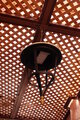 Moderne LED-Leuchte im Souk von Marrakech, Marokko