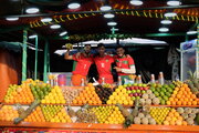 Verkäufer von Obst und Säften auf dem Djemaa el-Fna in Marrakech, Marokko