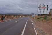 Fahrspuren für Fahrräder an der Nationalstraße durch das Draa-Tal, Marokko
