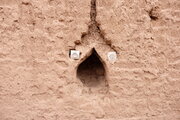 Steckdose und Schalter in einer Wand aus Stampflehm