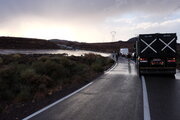 Stau vor überfluteter Straße im Anti-Atlas, Marokko
