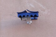 Blauer Sonnenschutz einer Überwachungskamera in Essaouira, Marokko