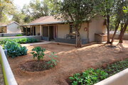 Bungalow einer Lodge mit Gemüsebeeten