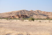 Gesteinsformation in der Nähe des Mount Rooiberg auf der Fahrt von Khorixas nach Twyfelfontein, Namibia