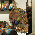 Pfau mit einem Rad aus Kaffee-Kapseln, gesehen in einem Laden in Swakopmund, Namibia
