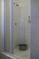 Plastikschüssel in der Dusche