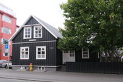Typisches Haus mit Holzfassade in Reykjavík, Island