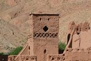 Lehmgebäude mit Ziegelornamenten in Aït Arbi, Dades-Tal, Marokko