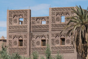 Ornamente an einer Hausfassade in der Oase Skoura, Marokko