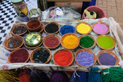 Farben zum Färben von Wolle im Souk von Marrakech, Marokko